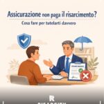 Due persone parlano serenamente in ufficio: un consulente legale spiega cosa fare se l’assicurazione rifiuta il risarcimento. Simboli di tutela come scudo e ombrello trasmettono fiducia e protezione.